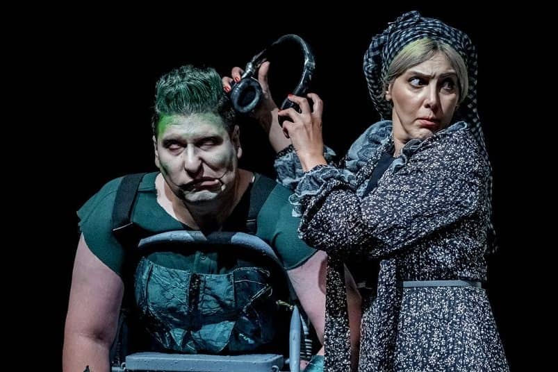 نگاهی به نمایش «سوسمار»؛ حمید جبلی و کابوس هجوم «سوسمار»ها 