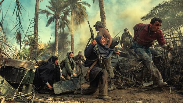 متهم‌کنندگان اثر به هالیوودی بودن، مستندهای جنگ را ببینند 