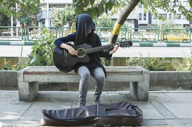 موسیقی خیابانی ذاتا باید سر راه مردم باشد/ اغلب کسانی که در خیابان موسیقی اجرا می‌کنند، نیاز مالی دارند 