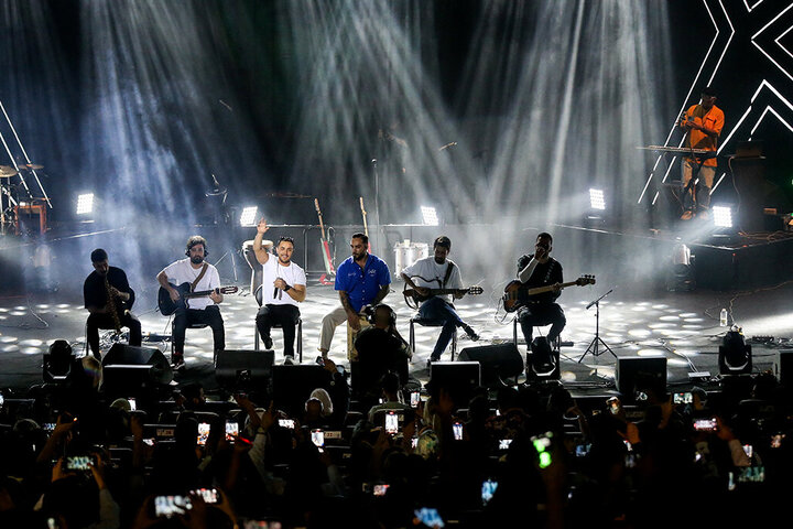 کنسرت عیدانه ناصر زینعلی چگونه برگزار شد؟/همراهی با نور موبایل‌ها