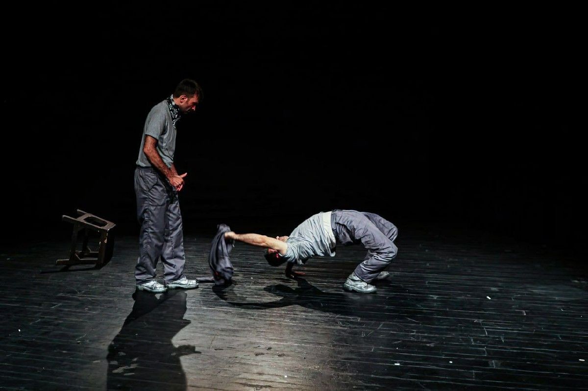 گزارش تصویری- نمایش «کسی برای یک گوریل غمگین کاری نمی‌کند» به کارگردانی مجید شکری