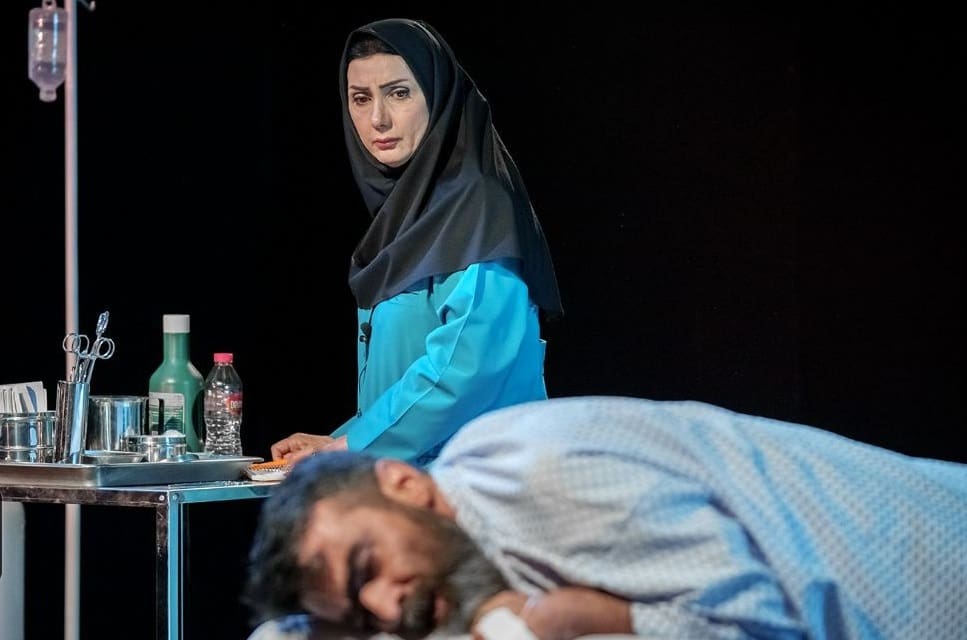 نقدی بر نمایش «بدل» به نویسندگی و کارگردانی آهو امیرصمیمی؛ در سایه‌سار زیست بدلی