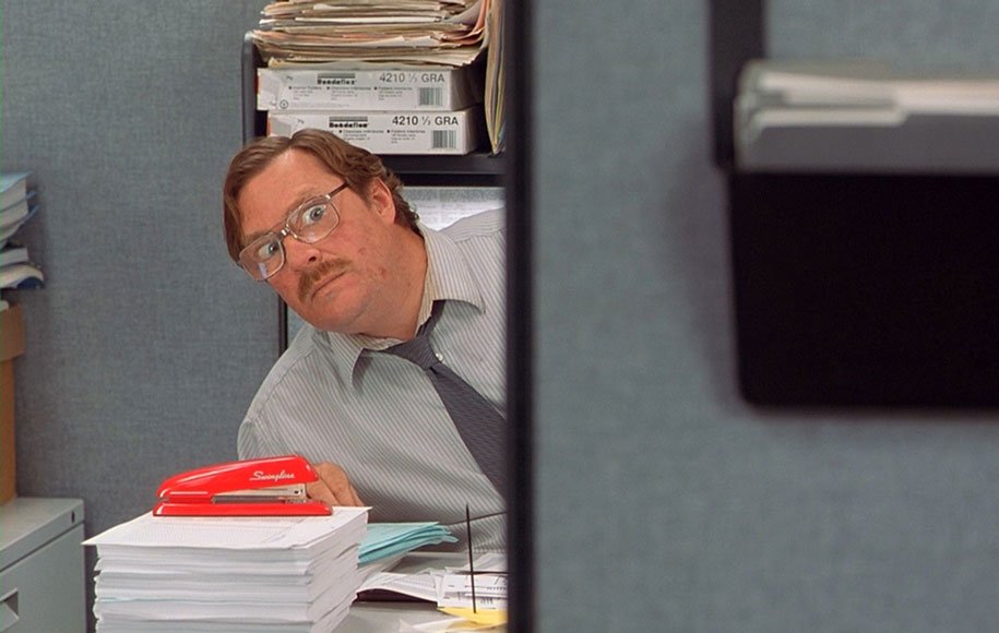 ۷ نقش عجیب دستگاه منگنه در فیلم‌های سینمایی