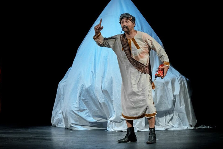 «اتول سورون» به صحنه بازگشت