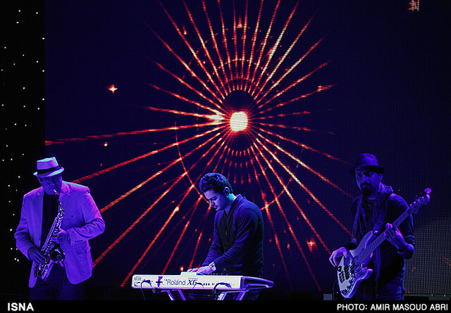  کدام خواننده‌ها به روی صحنه می‌روند؟