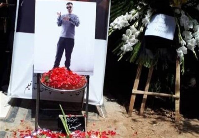  حضور هنرمندان در مراسم خاکسپاری سینا زند +‌ عکس