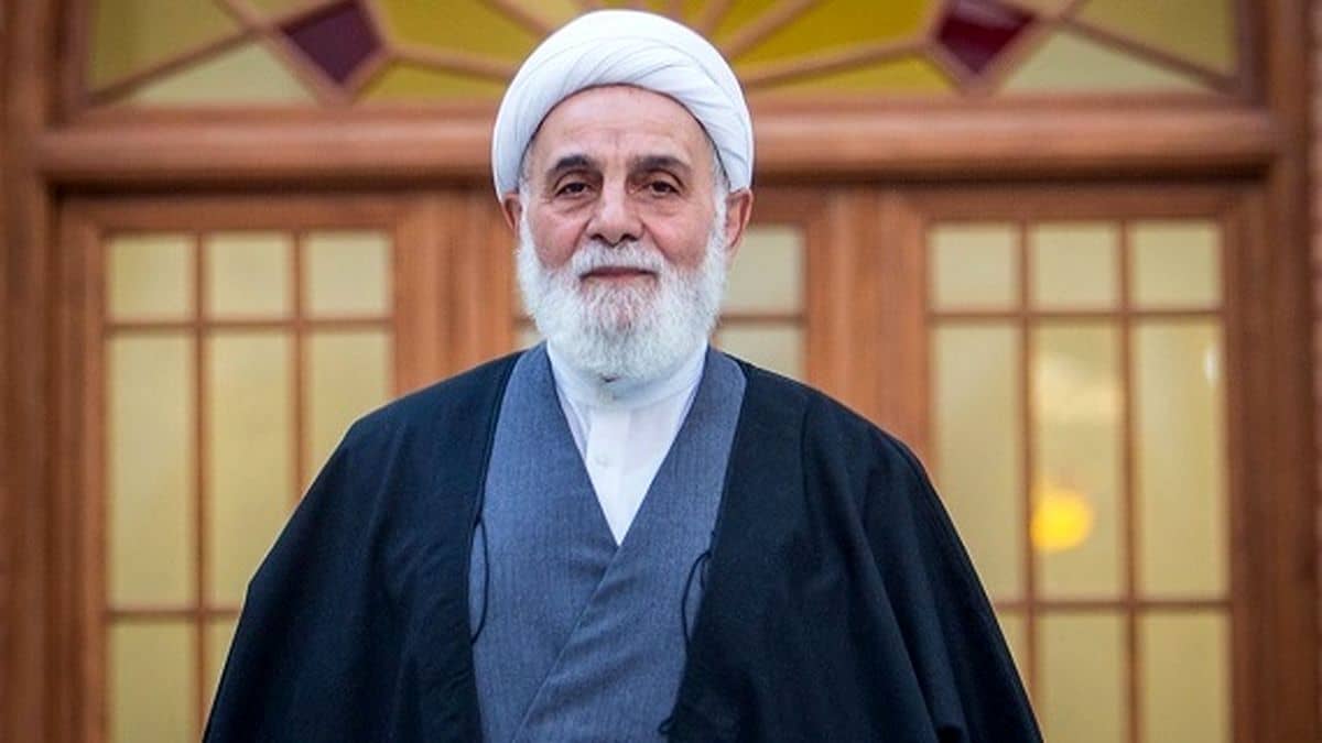  علی‌اکبر ناطق نوری با لباس شخصی بر مزار محمدرضا شجریان