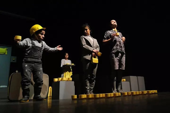 اجرای «خانم آوازخوان کله طاس» تمدید شد/ تغییر ساعت اجرا