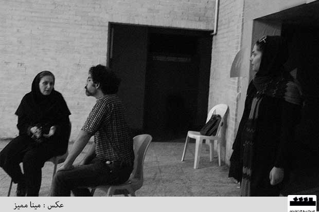 اصفهان/ تمرین نمایش خاطرات دهه 60 به کارگردانی محمد رضا رهبری