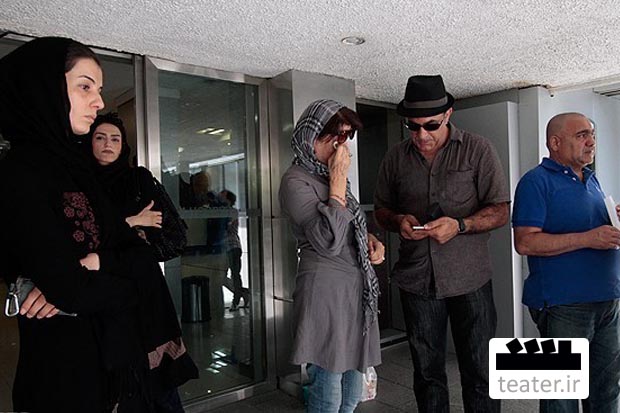 عکس- تجمع عده‌ای از بازیگران و اهالی تئاتر مقابل بیمارستان جم در پی درگذشت محمود استادمحمد