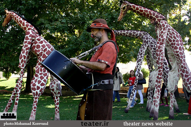 گزارش تصویری/نمایش خیابانی «زرافه» به کارگردانی اولاندا لیانسو و دنیل کارراس از کشور اسپانیا