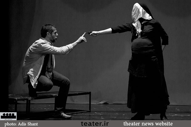 گزارش تصویری تمرین نمایش «مردن با دهان باز» به کارگردانی دلارا نوشین