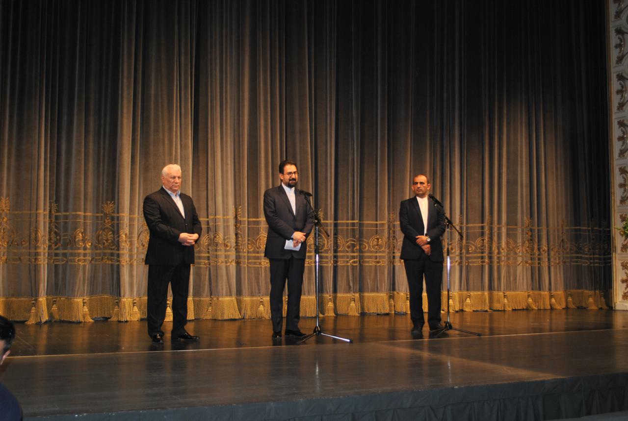 گروه تئاتر بندرعباس کمدی الهی را در باکو به روی صحنه برد