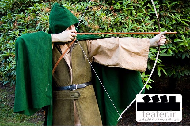 مردم بریتانیا در یک پارک به تماشای رابین هود می‌نشینند