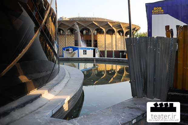 با کفش و لباس تمیز به تئاترشهر نیایید