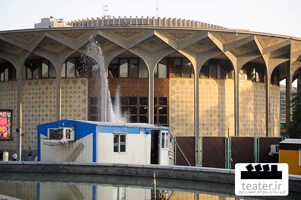 نصب بنر ایستگاه شکم در مقابل تئاتر شهر در شأن آن نیست