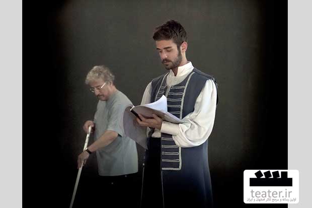 یک روز با آتیلا پسیانی در تمرین نمایش جدیدش/هیچ‌کس با هیچ کس سخن نمی‌گوید