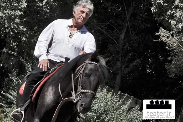 رضا کیانیان این روزها سوار بر اسب تمرین تئاتر می‌کند
