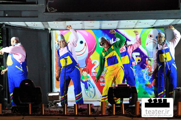 همدان/ جشن‌های آغازین جشنواره تئاتر کودک و نوجوان در نقاط مختلف همدان برگزار شدند