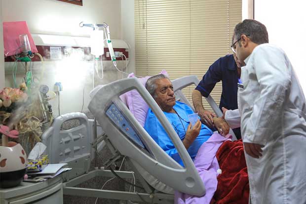 عکس های  عزت‌الله انتظامی در تخت بیمارستان