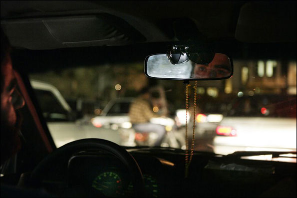 افلیا و دزدمونا با تاکسی در تهران گشت می‌زنند