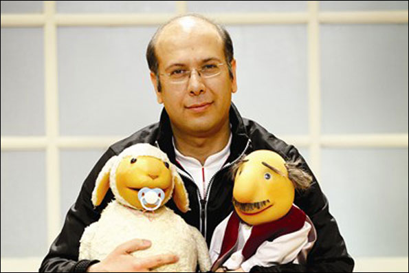 آقوی همساده برای کمک به زنان سرپرست خانوار نمایشنامه می‌خواند