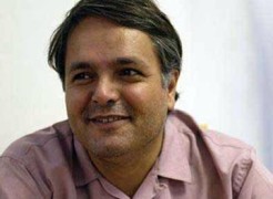 منوچهر اکبرلو :قفل سالن های نمایشی در شهرستان ها شکسته شود