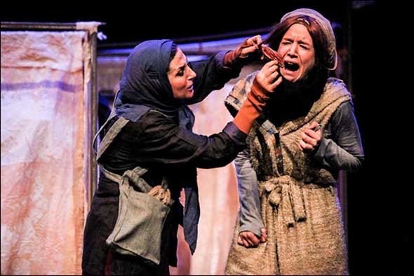 هنرنمایی ننه دلاور و فرزندانش روی صحنه