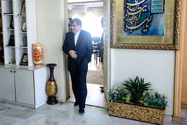 چرا جنتی در روزهای برگزاری جشنواره‌ی تئاتر فجر نیامد؟