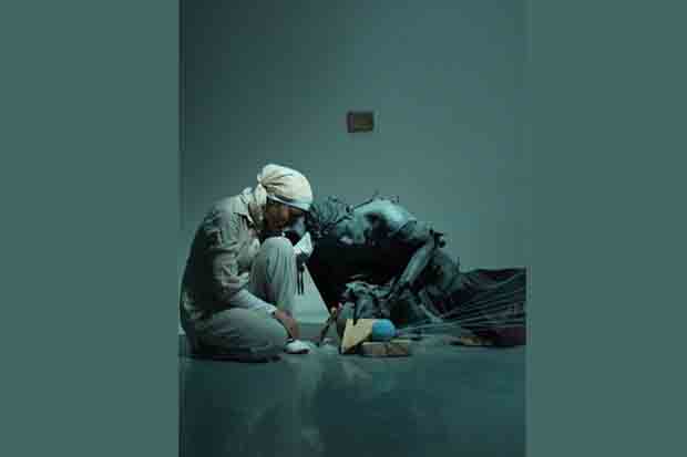 پرفورمانس «ساعت شنی یا آب، خشت درچهار نگاه» اجرا می‌شود