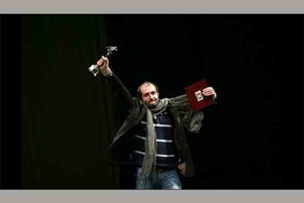 رضا گوران «مرداب روی بام»  را به صحنه می اورد