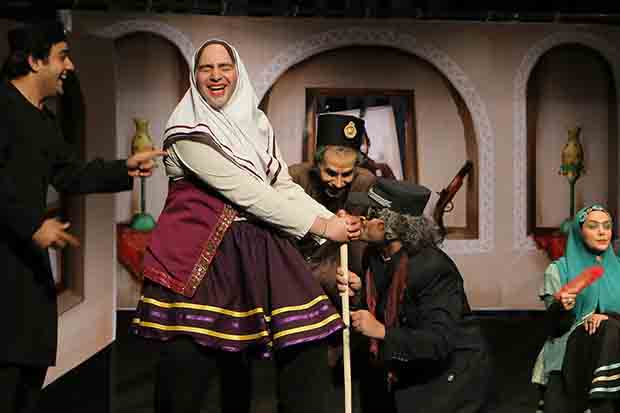 هادی عامل:  پول را به شکل صدقه به هنرمند می‌دهند.