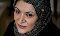 رامین‌فر با سبدی از «توت فرنگی وحشی» به تئاترشهر می اید