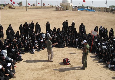 استقبال زائران راهیان نور از اجرای نمایش خیابانی در مناطق جنگی