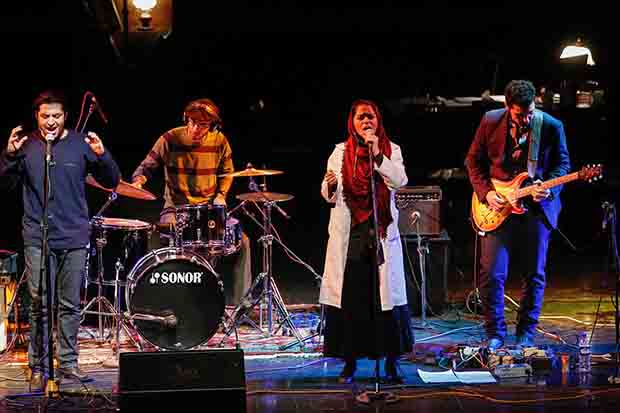 محمد رحمانیان به برگزیدگان تصویر سال هدیه می دهد