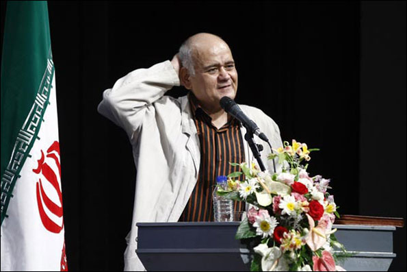 اکبر عبدی خواننده شد/ اجرای نمایش «مشدی عباد» به دو زبان