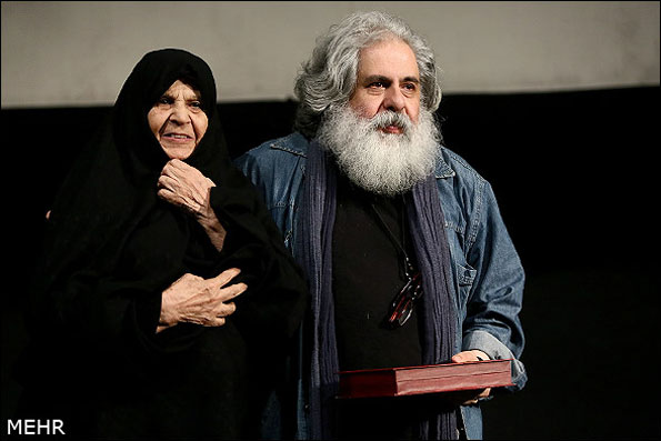 محمد رحمانیان با مادرش روی صحنه رفت