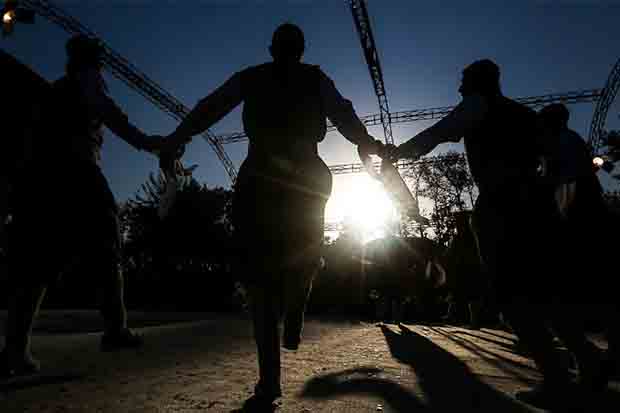 بعضی گروه‌های تئاتری برای تامین هزینه‌هایشان نزول می‌کنند