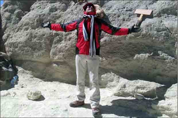 جوان عاشق پانتومیم با سرطان مبارزه می‌کند