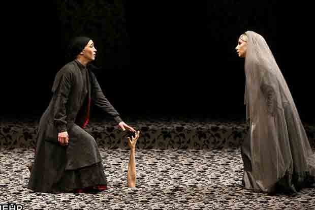 بازیگران نمایش «مرداب روی بام» از هنرمند پانتومیم کشور حمایت کردند