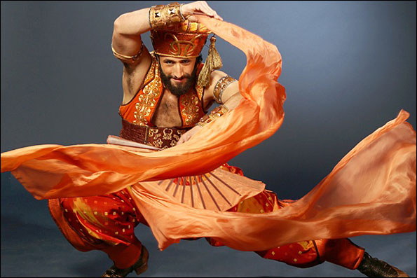 غول چراغ جادو «علاءالدین» را در صحنه تئاتر ظاهرکرد