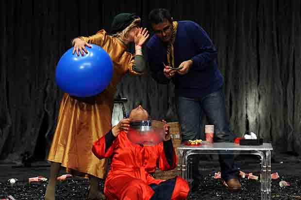 نگاهی به نمایش سه روایت از یک زندگی/ خنده‌های هول‌آور