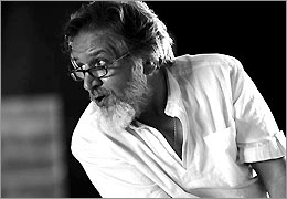 پرکارترین بازیگر سی و دومین جشنواره تئاتر فجر برای فرمان آرا بازی می کند