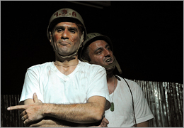 نقدی بر نمایش ˝برای کلاه آهنی ها˝ نوشته و کار پژمان عبدی