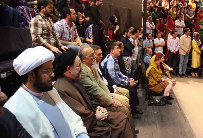 خاتمی به تماشای نمایش «همهوایی» نشست خاتمی به تماشای نمایش «همهوایی» نشست