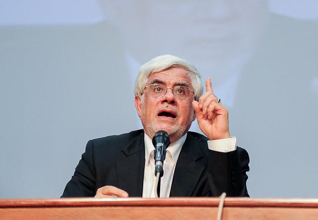 عارف: نباید بدلیل اختلاف سلیقه هنرمند را محدود کرد