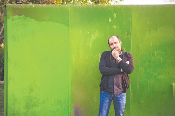 رضا گوران کارگردان نمایش «مرداب روی بام»: نمی‌توانم بی‌تفاوت باشم