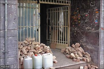 مقابل ورودی اداره تئاتر دیوار آجری کشیده می‌شود