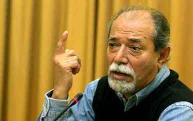 علی نصیریان به «مجله تئاتر» می‌آید