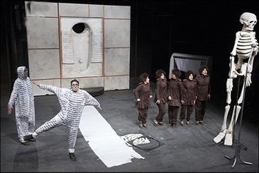 آدم‌ها در «مسخ» حشره می‌شوند/ اجرای همزمان 2 اثر در یک سالن یعنی غده سرطانی